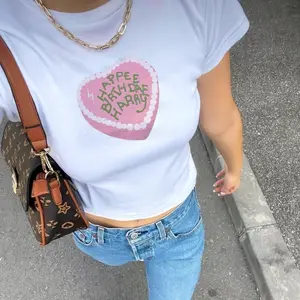 Happee Birthdae Harry Baby Tee for Women T-Shirt Gift for Wizarding World Fans Magic Wizard Graphic Tee Pink Heart Cake Baby Tee