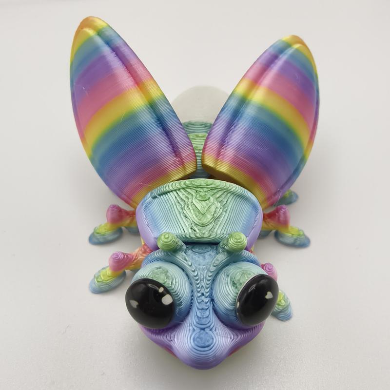 3D printed bee with movable joints, suitable for party favors, birthday gifts, and ice sculpture desktop decorations.