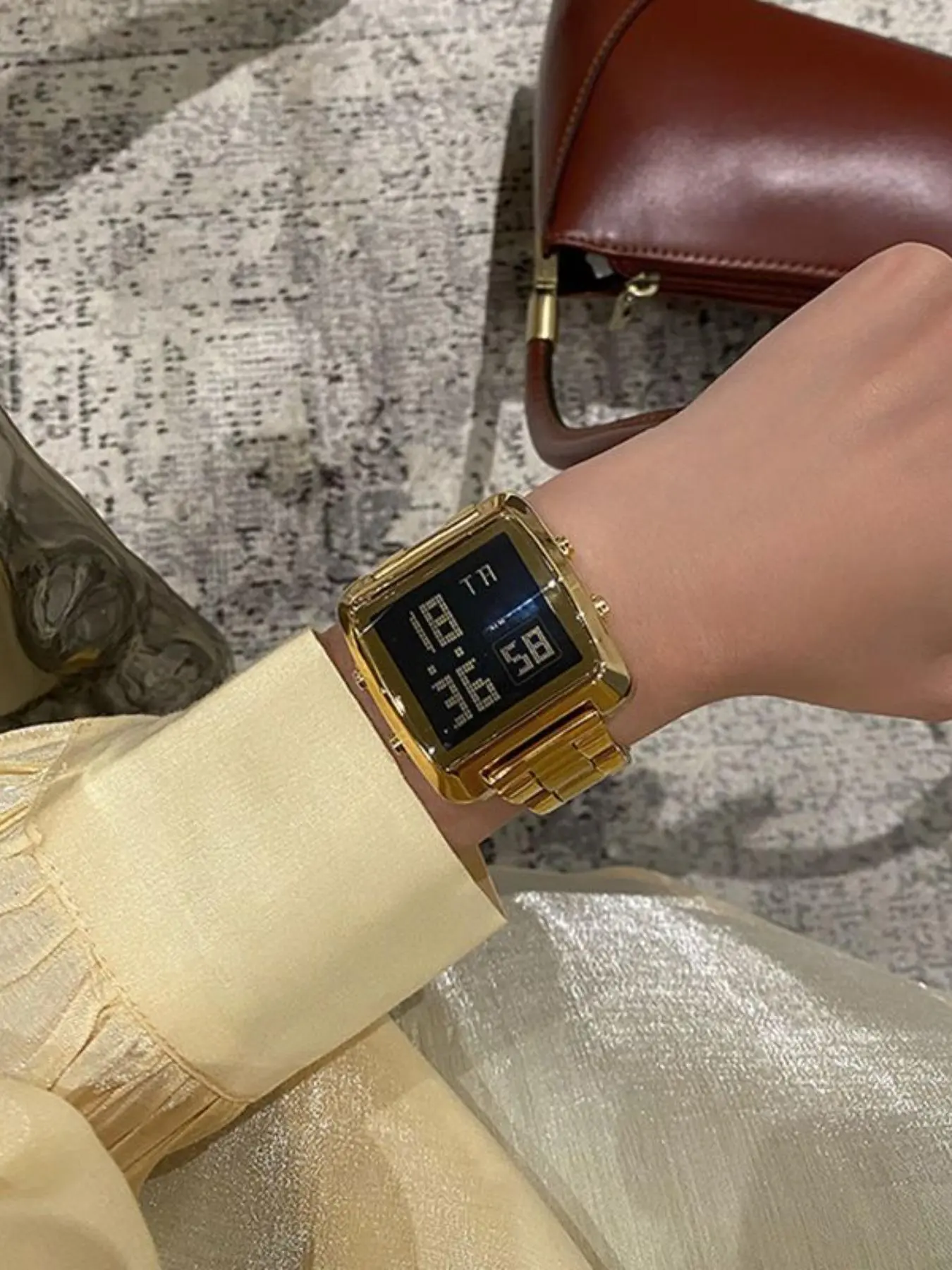 Unisex Couple Watch, Square Digital Display, Waterproof Luminous Quartz Movement, Golden Alloy Case, Perfect Gift for Him & Her, Fashionable Stylish Watch, Fashion Watches