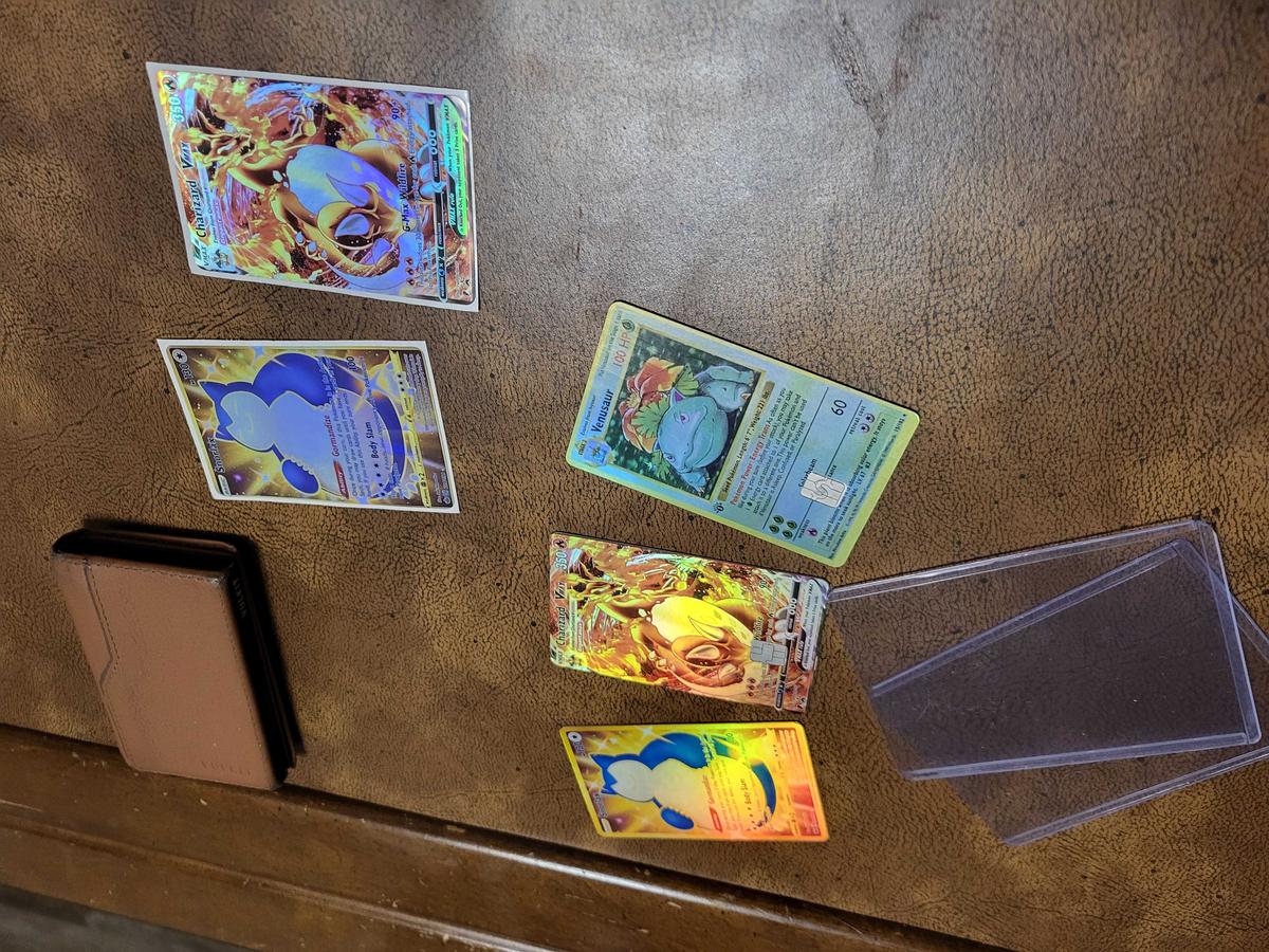 Item: Charizard VMax, Small Chip