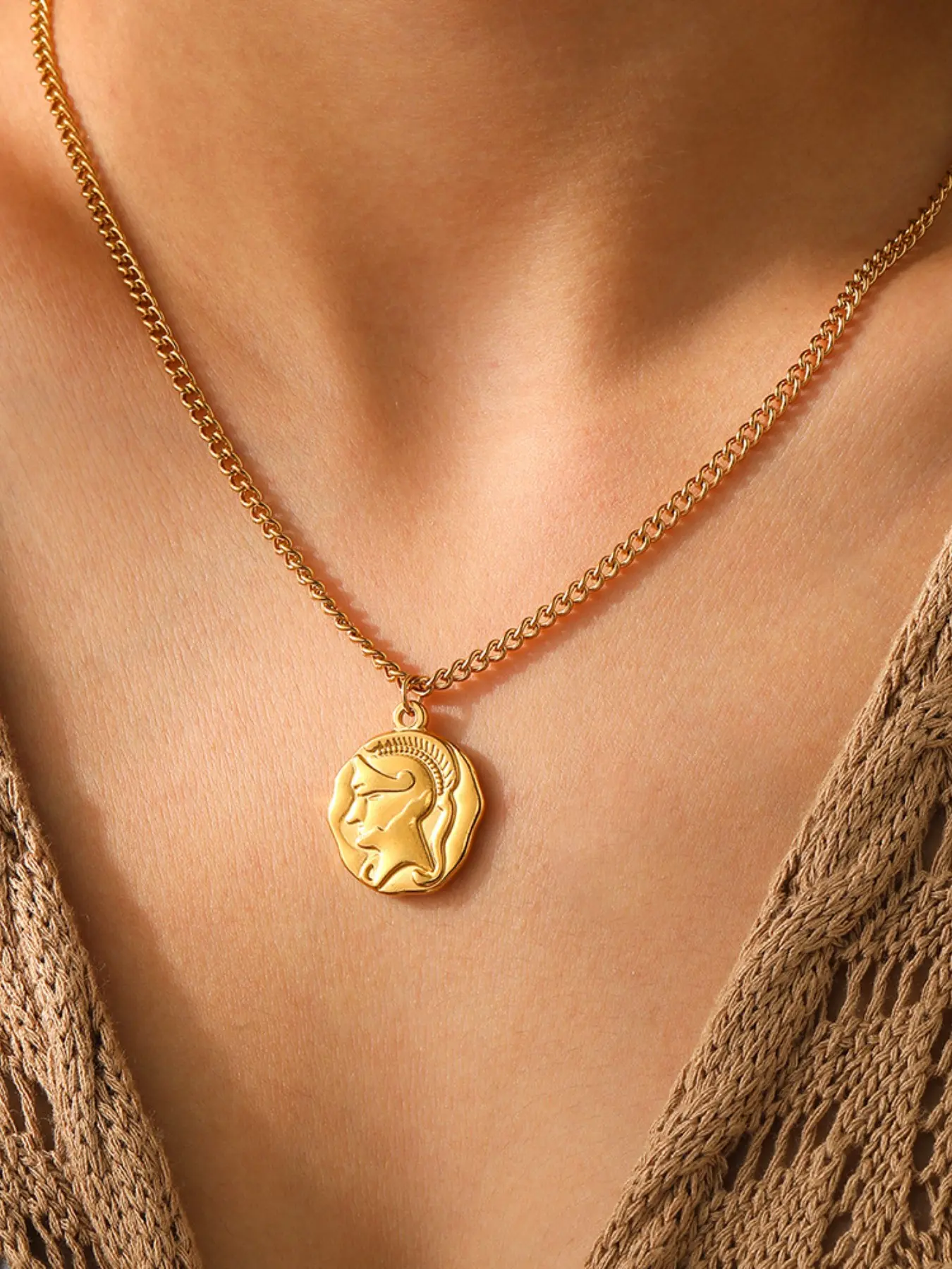 Chic Elegant Coin Necklace, Timeless Portrait Cameo Detail, Perfect for Versatile, Stylish Jewelry Accessory