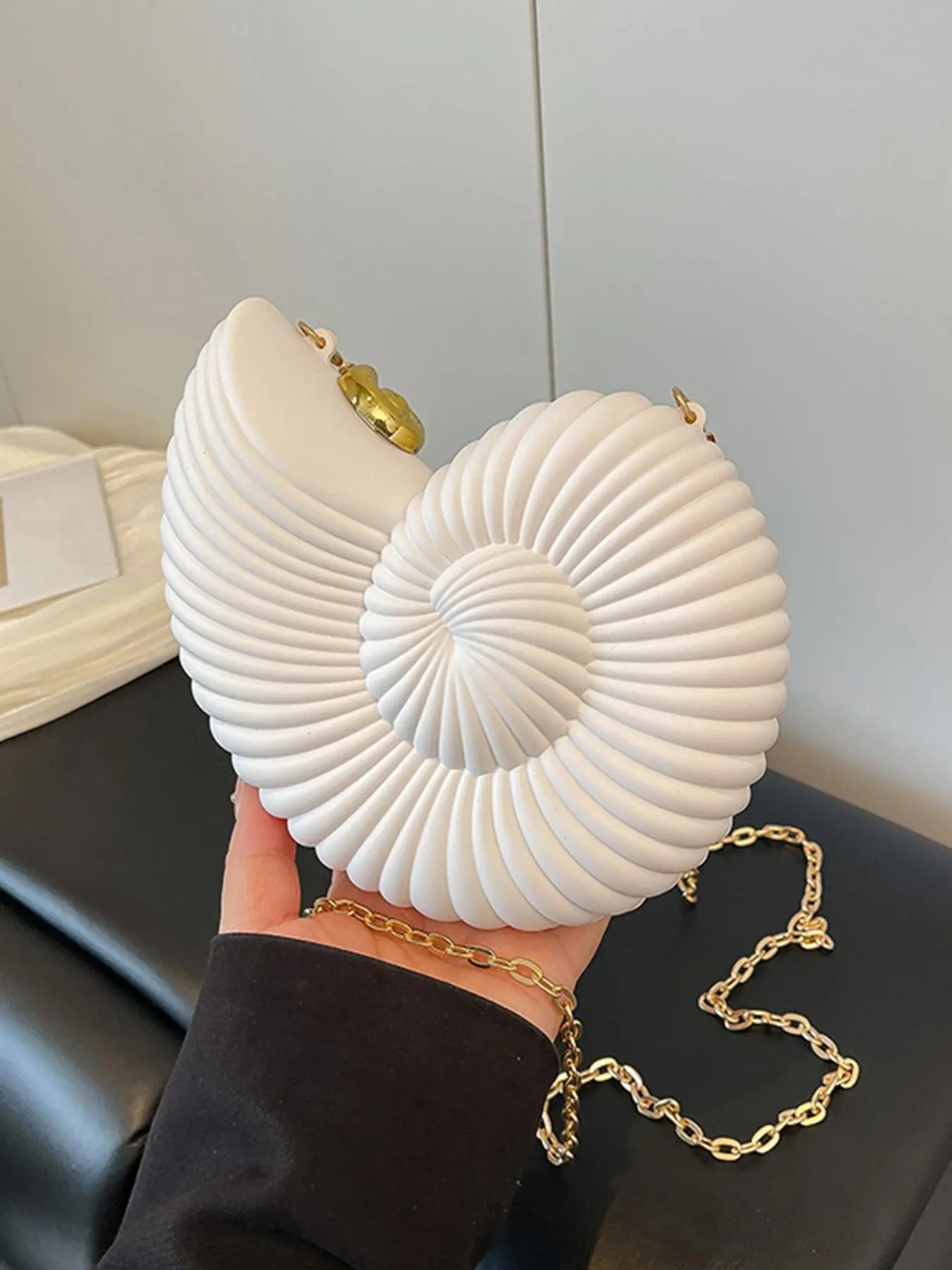 Light luxury conch decoration bag, chain shoulder strap design, niche and unique single shoulder crossbody bag, Crossbody shoulder purse, can accommodate lipstick, keys and small items, suitable for socializing, photography, Cross body bags