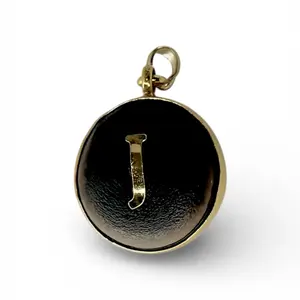 Ojo de buey con las iniciales J-C-N-R