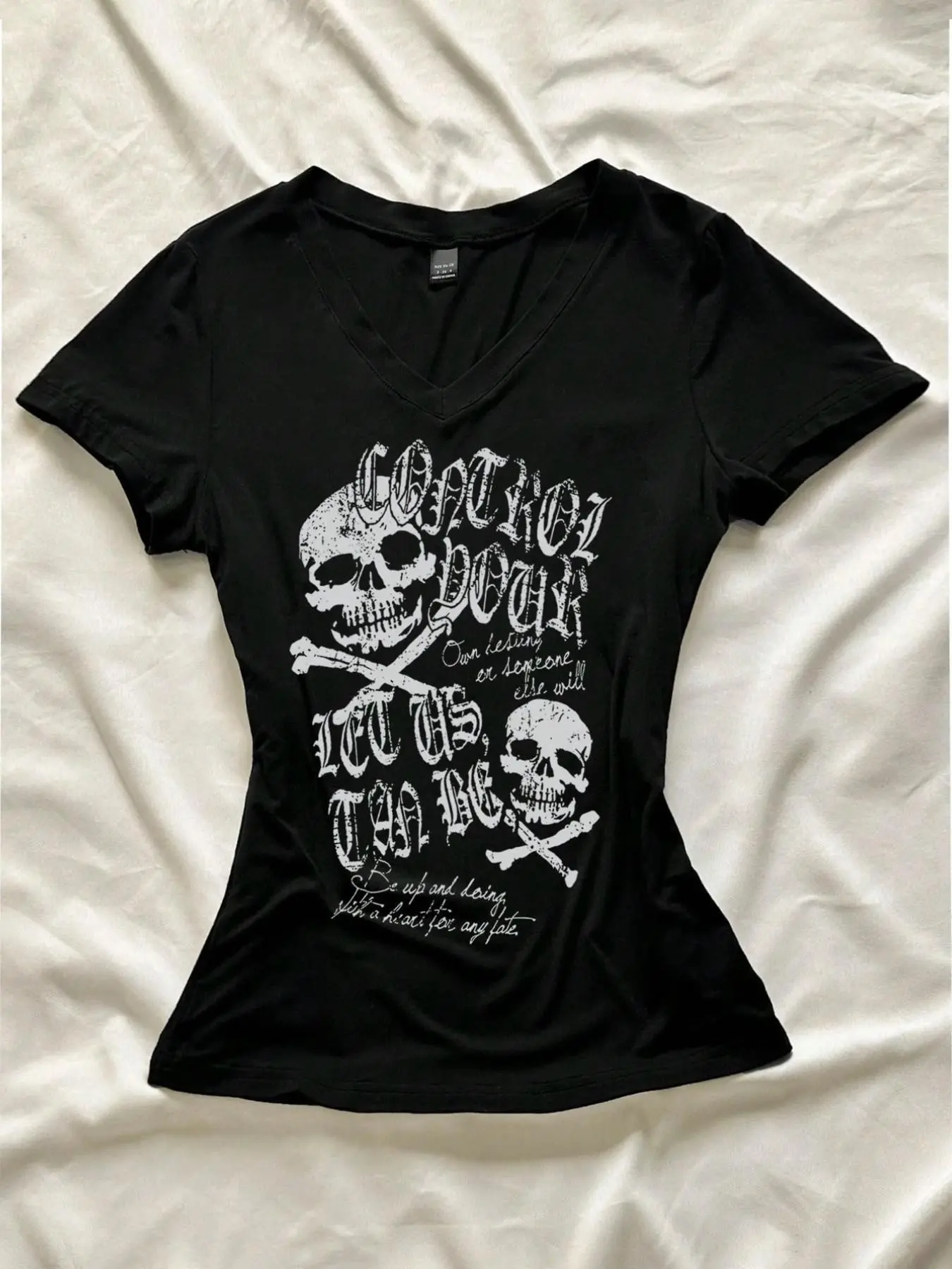 Y2K Grunge Skull Graphic V-Neck Slim-Fit Stretch Fabric E-Girl Punk Streetwear T-Shirt, Statement, Edgy Distressed Print Alt-Girl Party/Daily Crop Top, Trendy Dark Aesthetic Soft Comfort Casual Tee, Fashion Lady, Women Womenswear, Apparel T Shirt