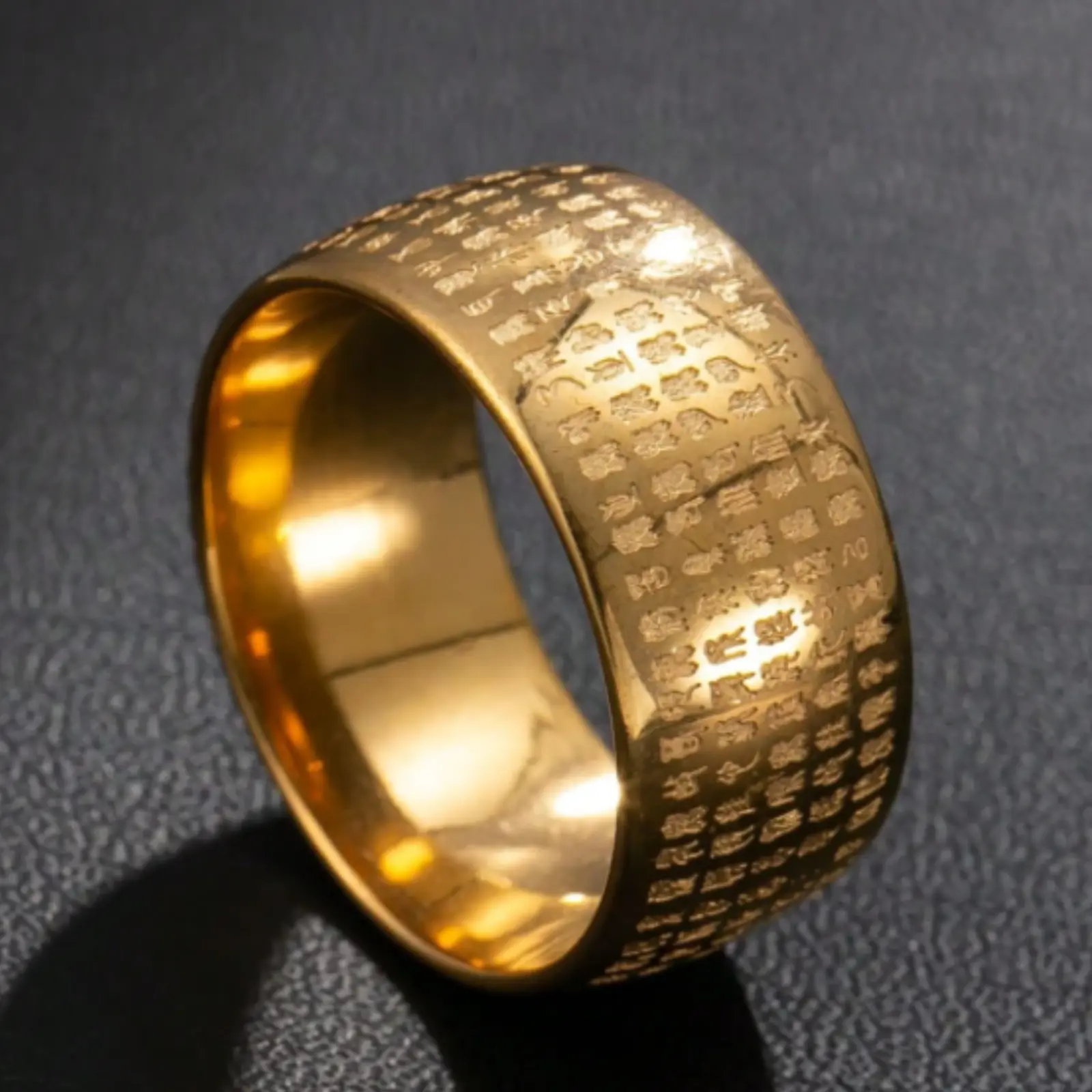 Men's ring with Buddha Heart Sutra and traditional Chinese characters. 18k gold plated amulet, suitable for daily wear.