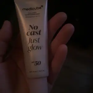 Product Review of [NEW] [medicube] No Cast Just Glow Collagen Sunscreen | SPF 50 Broad Spectrum Face Sunscreen | Lightweight, Non-Sticky, Hydrating Formula | No White Cast or Residue | Peptide, Cica for Soothing & Natural Glow from m**9