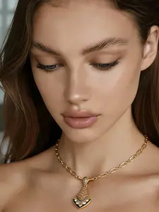 A vintage and elegant diamond necklace with a fan-shaped outline that outlines an elegant curve, complementing the broken diamonds. It is suitable for daily commuting, vacation and dating, and is also a surprising and exquisite small gift.