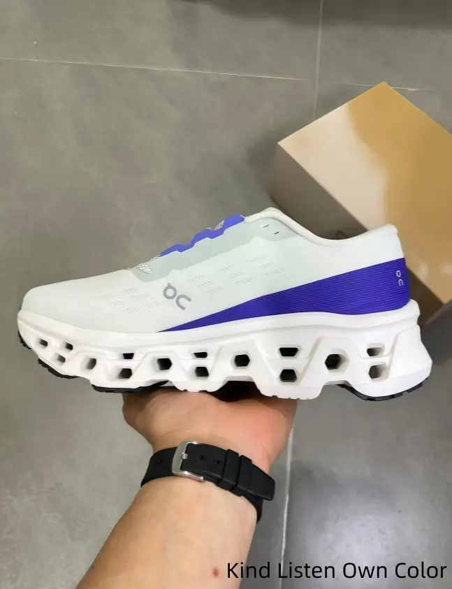 Air-permeable two-tone athletic shoes avoid stuffy feet in spring and summer for daily commutes and casual outdoor strolls