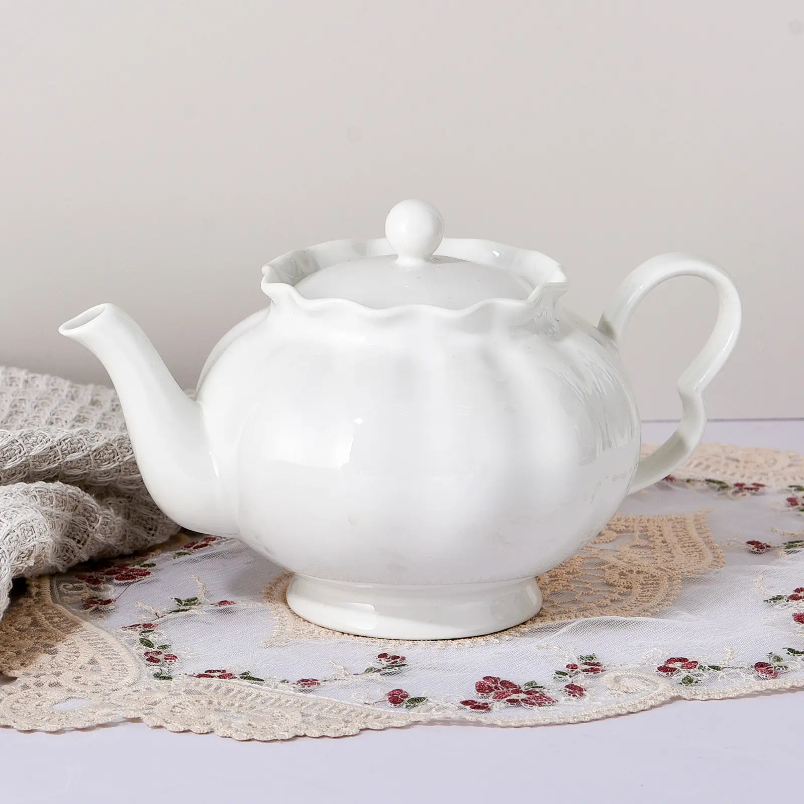 White Tea Pot with Infuser for Loose Leaf Tea, 1000ml, Ceramic Teapot with Tea Strainer, Large Teapots for Tea Party, Filter, Perfect Teapot Home, Tea Pot With Infusers For Loose Tea
