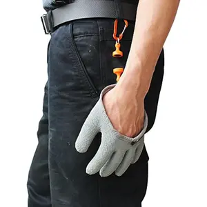 Fishing Glove with Magnet Release, Fisherman Professional Catch Fish Gloves Cut&Puncture Resistant with Magnetic Hooks Hunting Glove