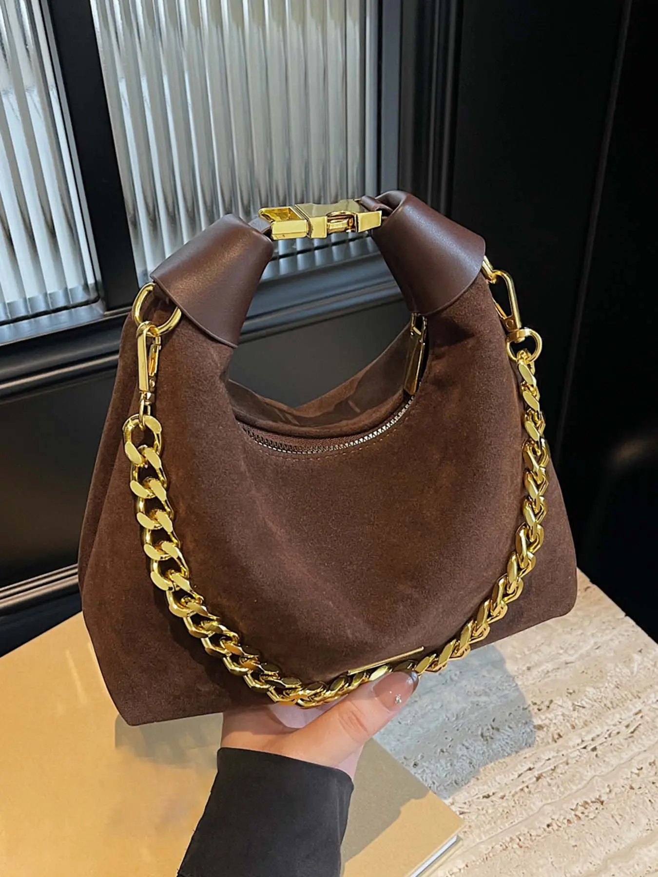 Retro texture brown hand-held shoulder messenger bag, metal buckle 