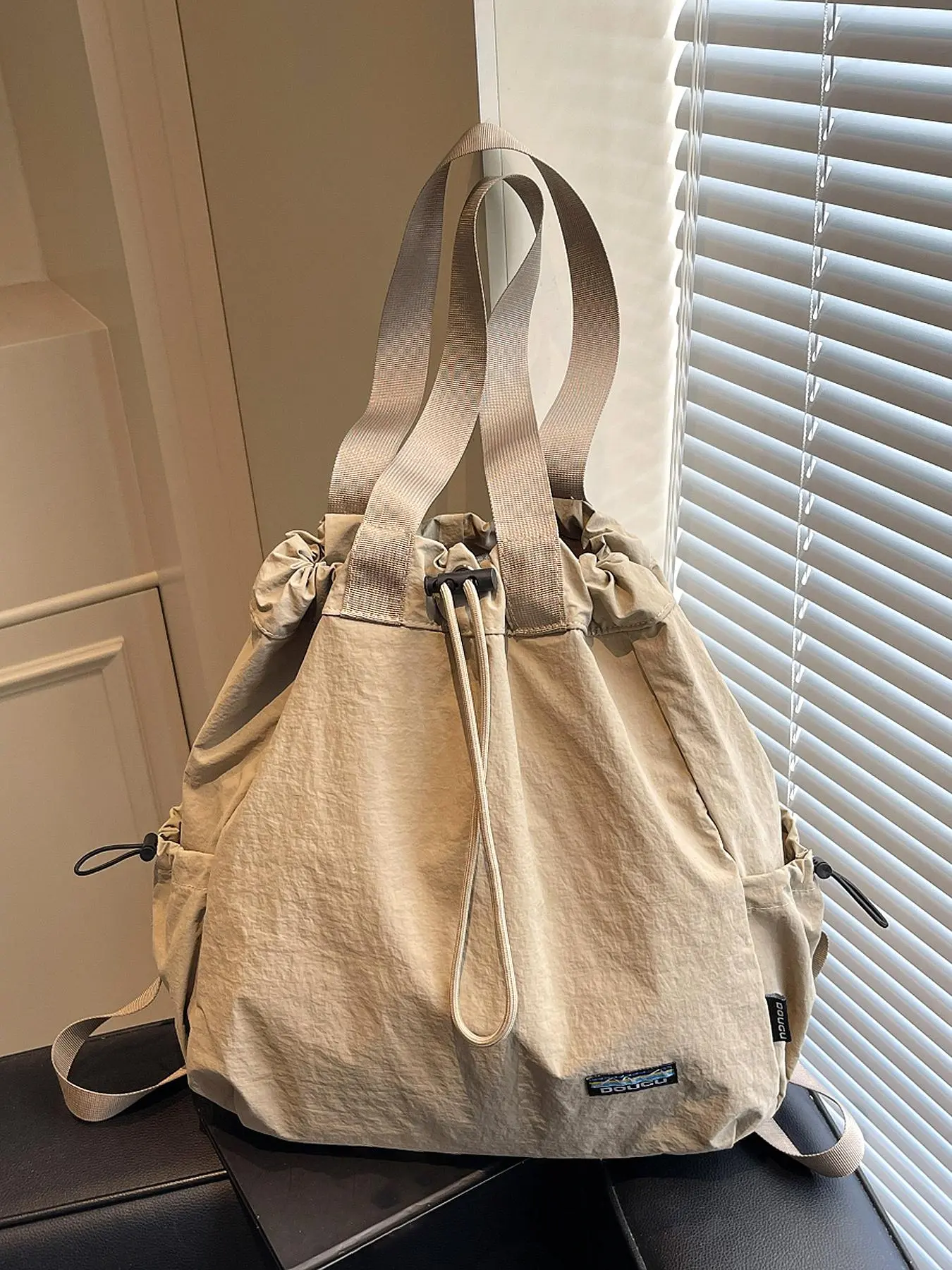 Solid color large capacity drawstring design hand-held shoulder bag, retro pleated design messenger bag, lightweight wear-resistant drawstring tote bag, Everyday bag, suitable for students, travel, etc.