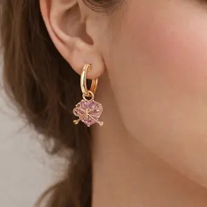 C19. Elegante argolla de corazón con moño/ laminado 14k/ gold plated