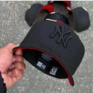 Black New Era Los Angeles Dodgers 9FORTY Curved Brim Baseball Hat - Red Embroidered LA Logo, Red Undervisor, 2026 MLB Collector’s Limited Edition Premium Streetwear Cap for Men, Women