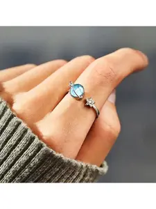 Starry and moon-shaped rotating ring for stress relief, Fidget Ring to alleviate anxiety, suitable for daily wear. Perfect for Christmas, Halloween, summer, winter, Valentine's Day, and New Year. An essential gift for ladies and gentlemen, available in wh