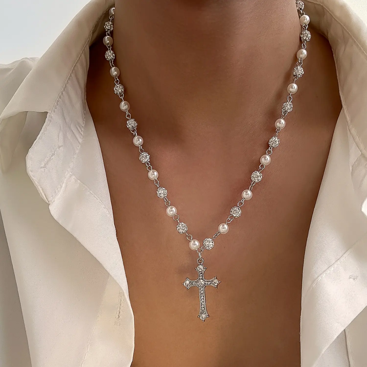 Vintage Faux Pearl Necklace with Rhinestone Cross Pendant, Unisex Hip Hop Punk Style Bling Pearl Chain Necklace, Trendy Statement Jewelry Gift