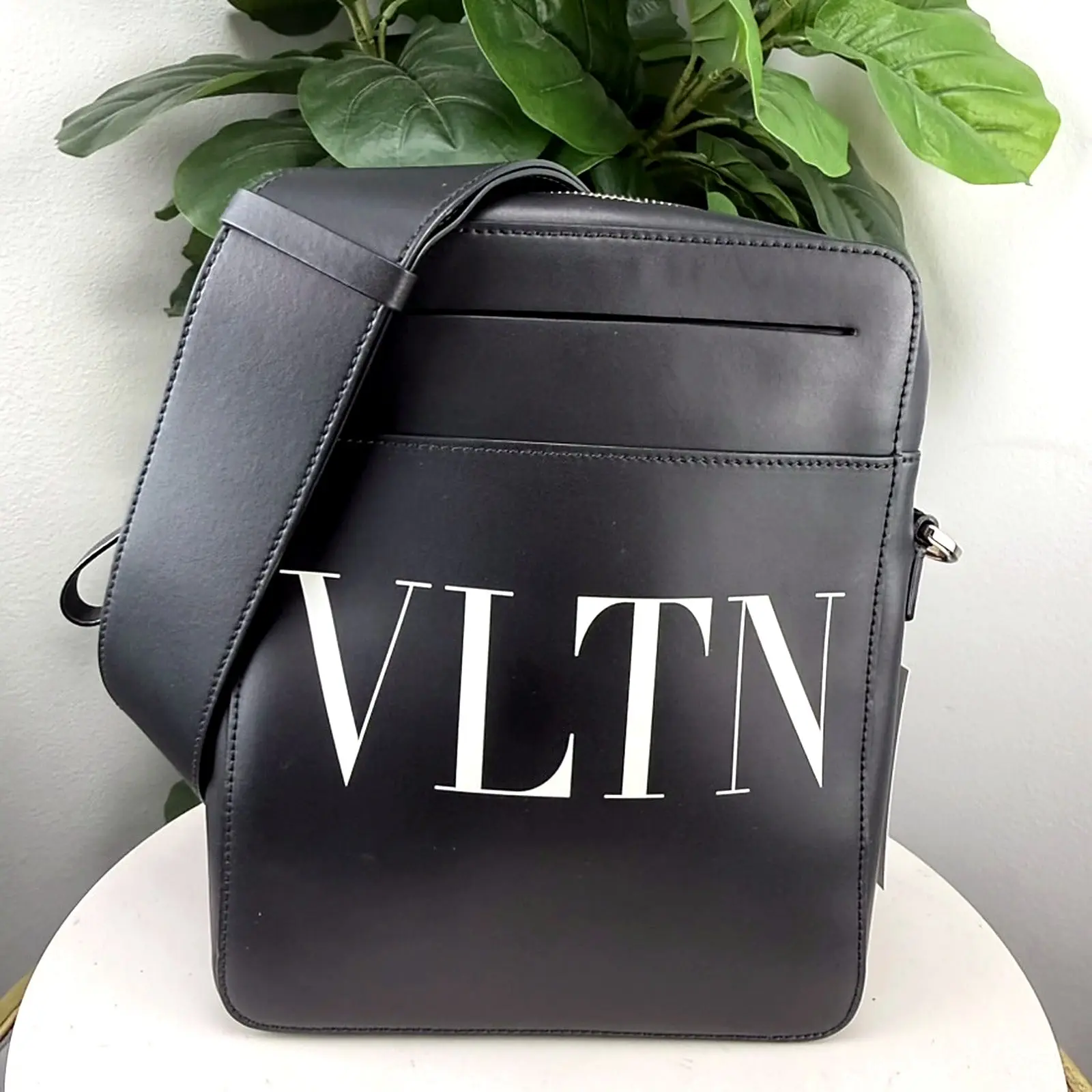Pre-owned Black pebbled leather Crossbody Bags Authentic Valentino Garavani VLTN Black Leather Messenger Crossbody Bag