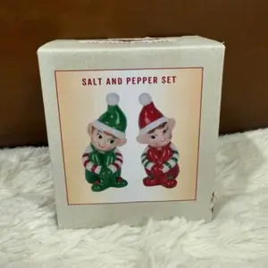 Cracker Barrel ELF Kitchen Seasoning Utensils Salt and Pepper Shaker Set