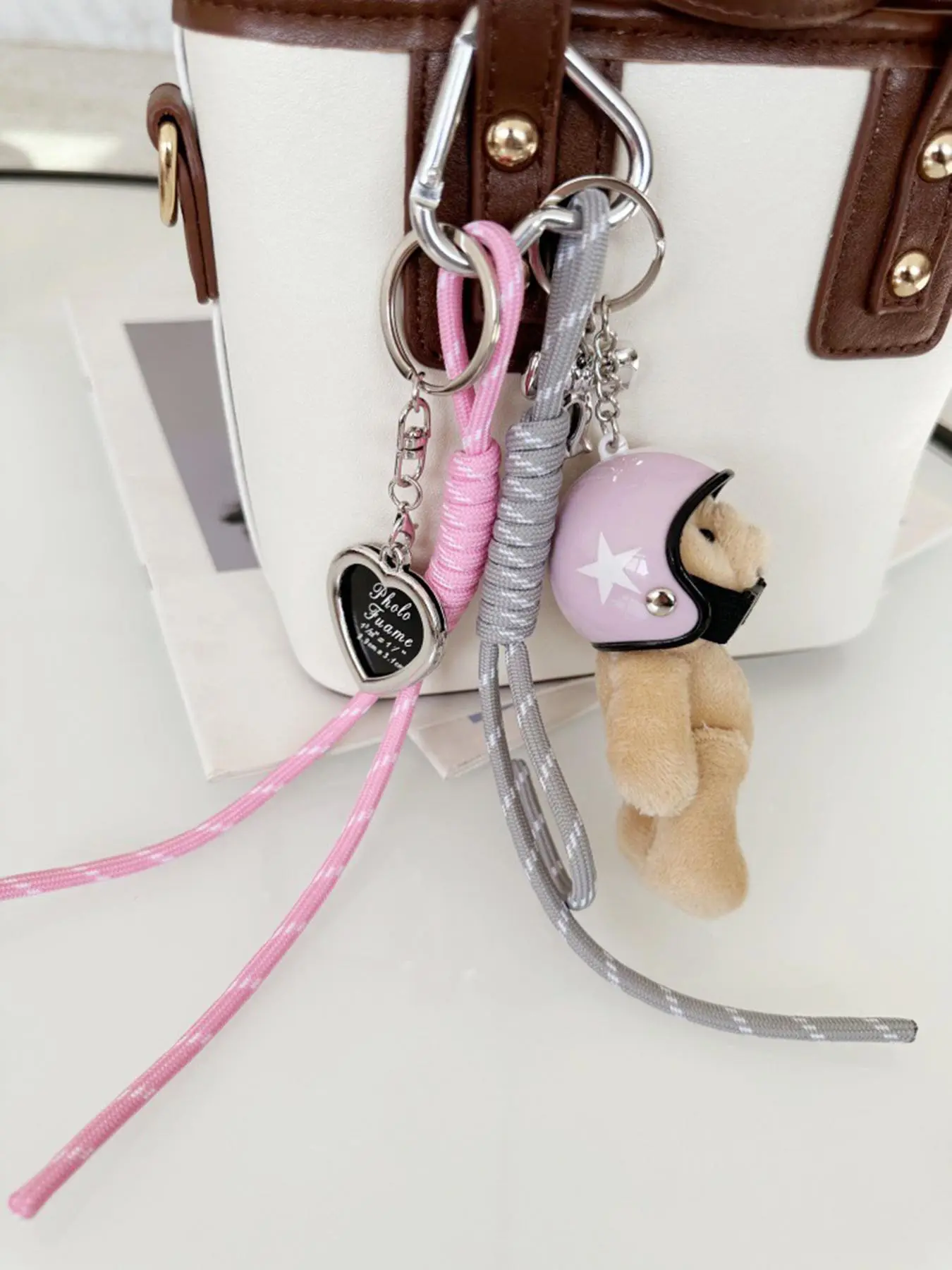 Cute style and exquisite retro helmet teddy bear pendant with woven lanyard and heart pendant design, fashionable and versatile keychain, can be used as a bag pendant, lightweight and easy to carry around, Keychain For Bags