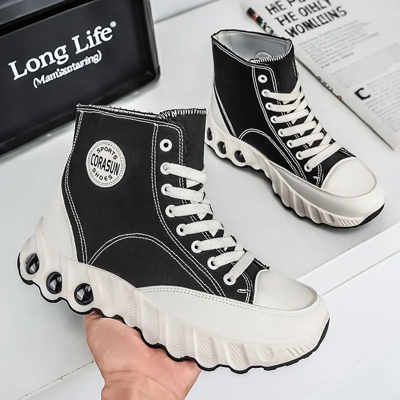 A pair of men's fashionable, trendy and classic all-match canvas shoes for outdoor sports and running. Suitable for young people who love fashion and trends, ideal for occasions such as shopping, sports and leisure.