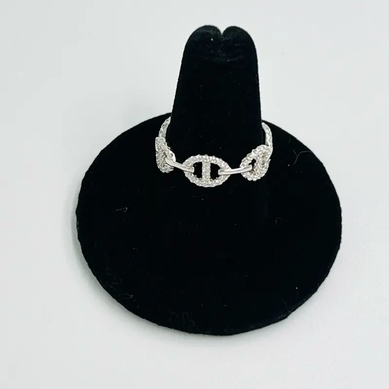 Anillo diseño GG con zirconias cristalinas. Plata 925