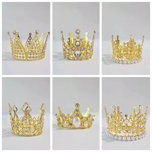 Paquete de 6 Coronas para Arreglos - Elegant Gold Crowns with Pearls and Gems for Special Occasions