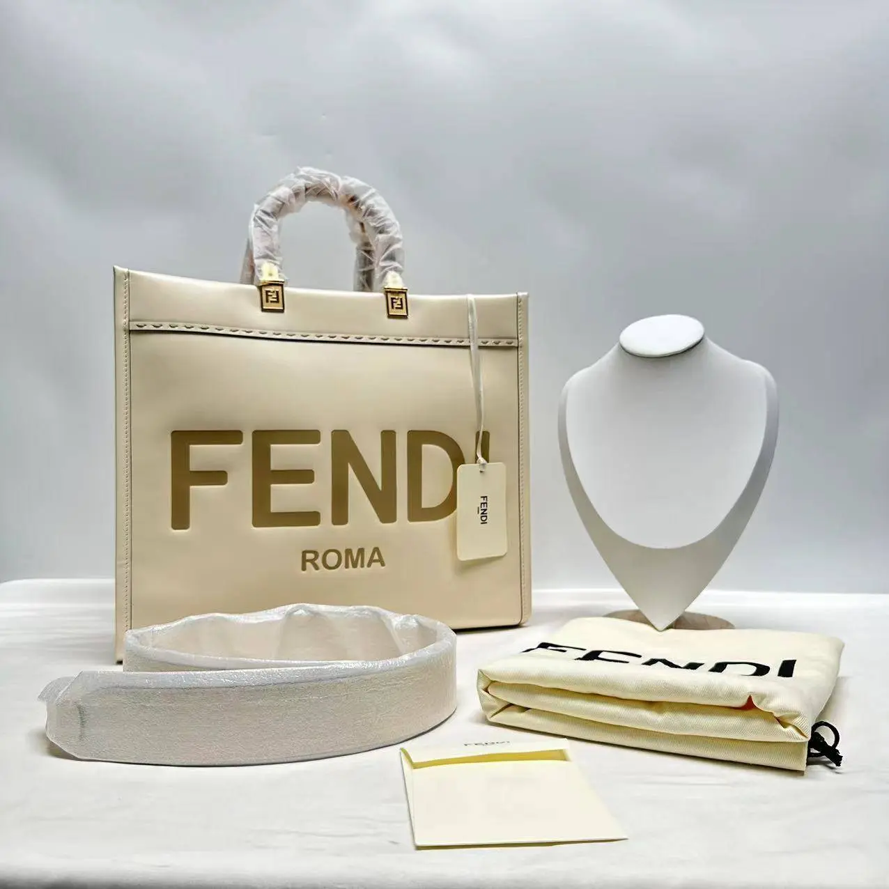 Pre-owned FENDI Calfskin Tote Bags Sunshine Shopper Medium White