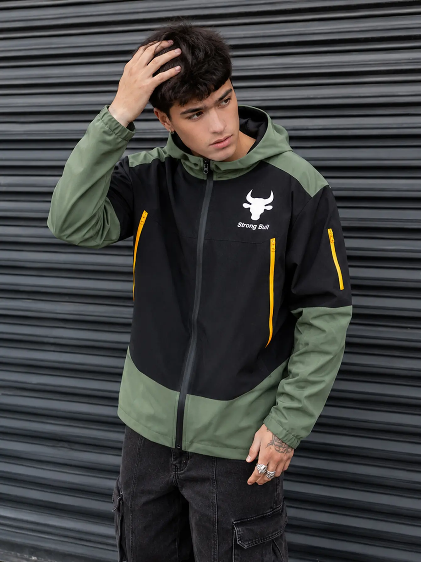 Workwear fall/winter two-piece color-block patchwork hooded zip-up jacket; workwear jacket with bull head graphic print; cropped jacket with side yellow zipper pockets