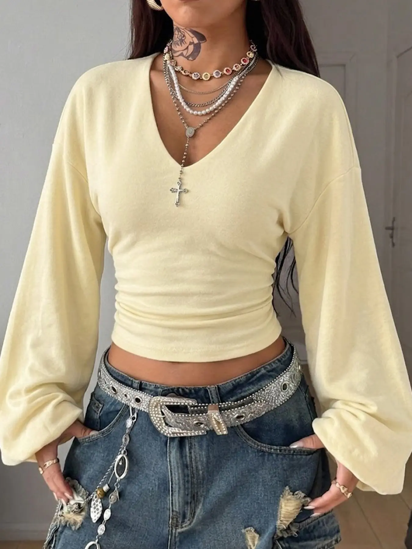 Women's yellow V-neck gathered cropped top, lantern sleeve fitted shirt, Y2K aesthetic trend casual street/nighttime outfit, Streetwear
