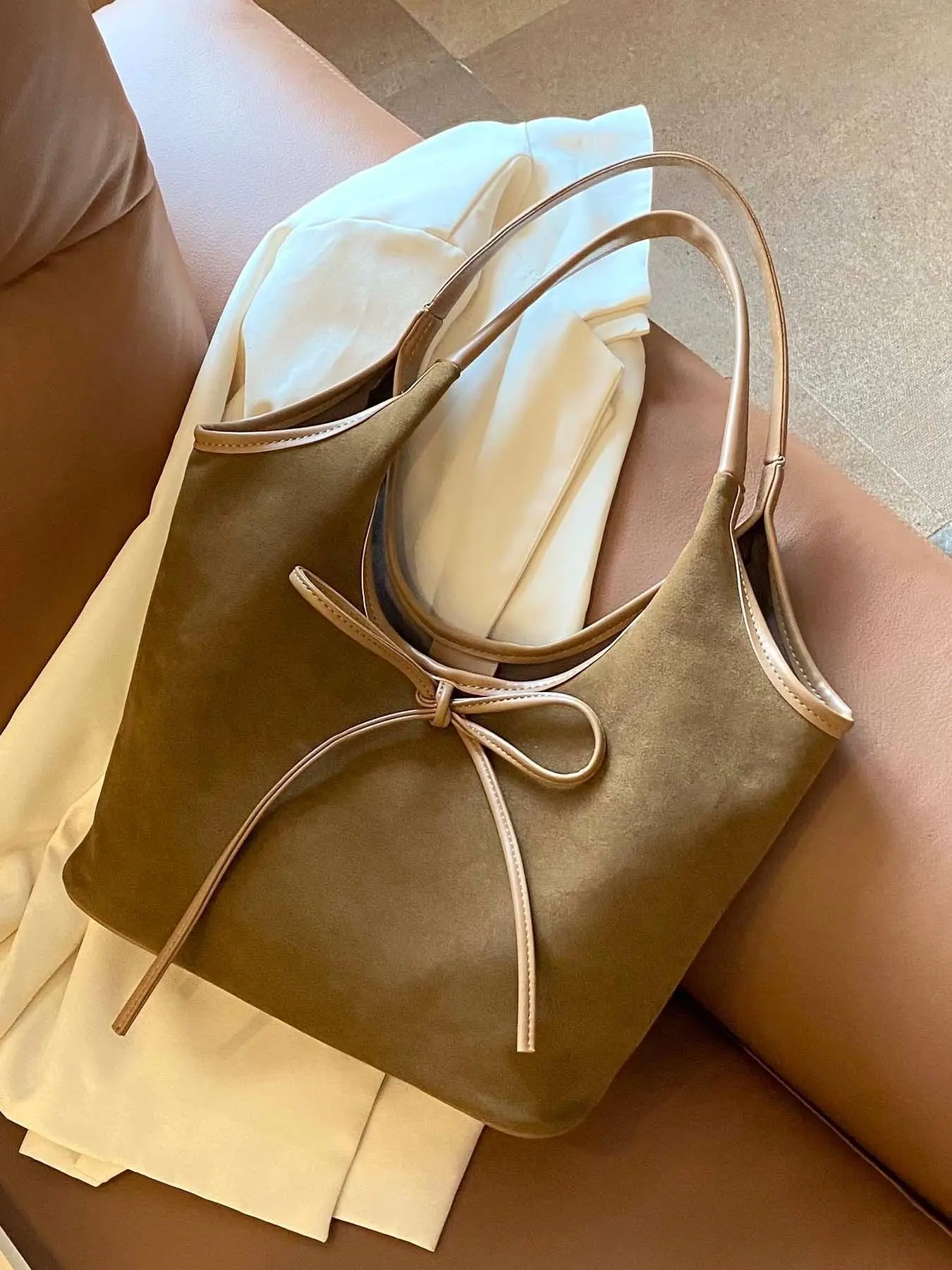 Niche design fashion, simple leisure and versatile  shoulder tote bag, Elegant shoulder bag, bow-decorated one-shoulder underarm bag, personality lazy commuter shoulder bag, trend joker suitable for office workers and students' party.
