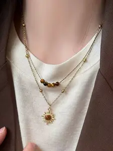 A fashionable sun shaped pendant necklace, suitable for daily wear, vacation dates, and other occasions, and is also a surprising and exquisite small gift.