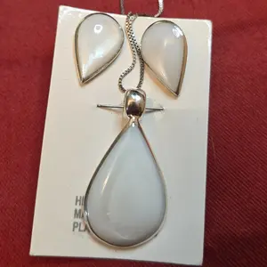 .925 White Shell/ mother of Pearl Pendant and earing set.