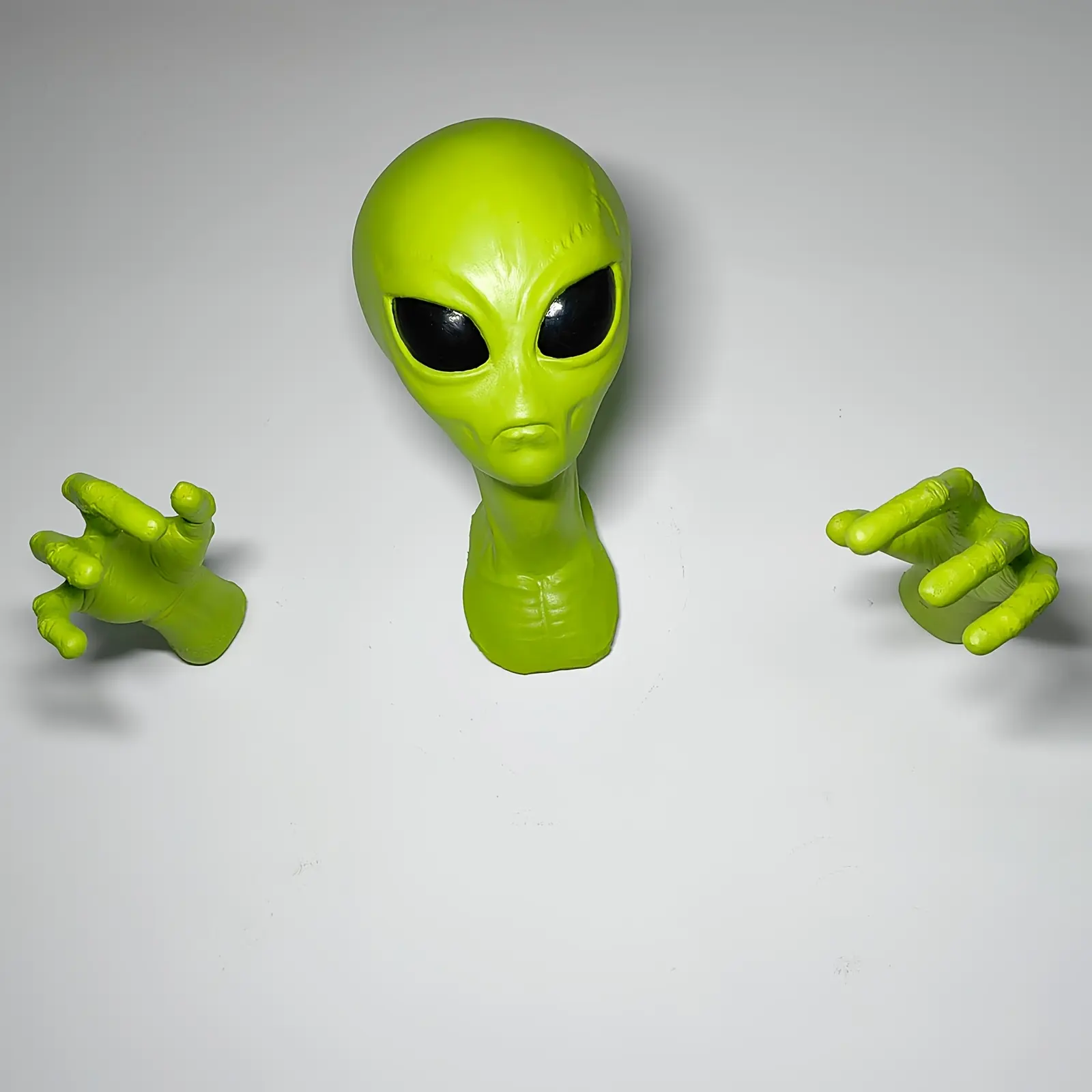 Alien Head Latex Sculpture, Home Decor Sculptures, 3D Sci-Fi Decor Hanging Piece, Realistic Design, Eyes & Mouth, Home Office Space Room Decorative Decoration