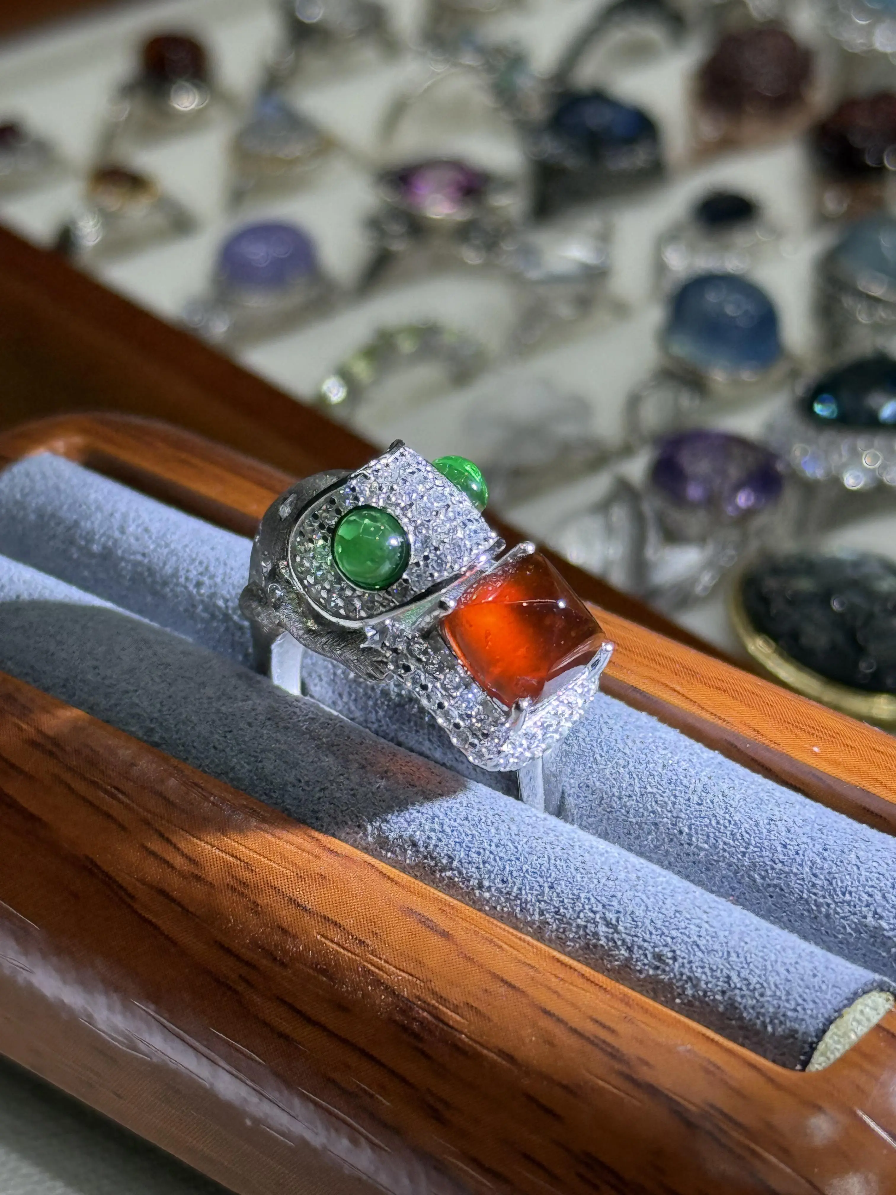 Iries(12077)gc.Emrald & garnet Lizard ring