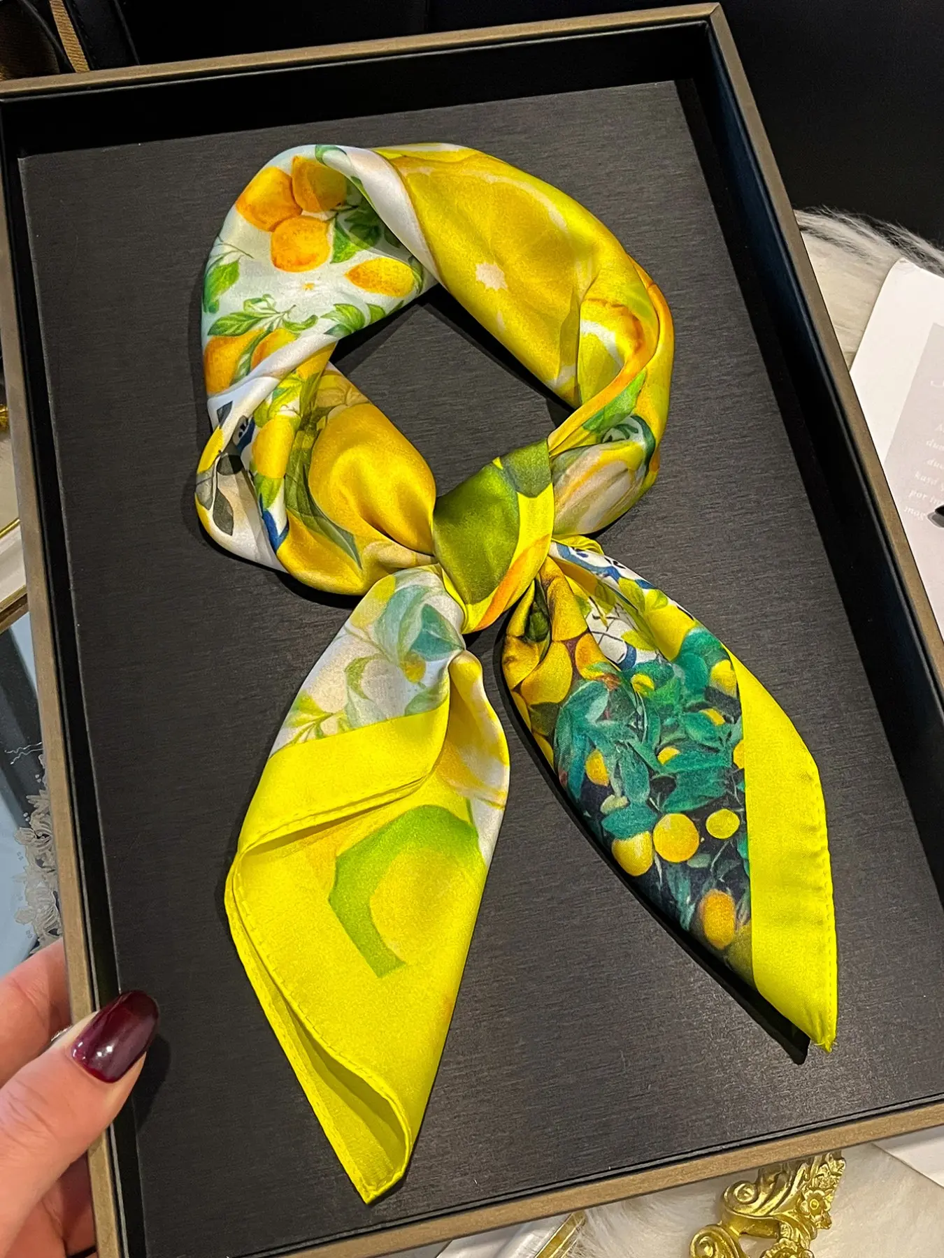 Women's Elegant Fitted Neck Scarf, All-Season Fashion Accessory, Perfect for Professional & Casual Wear, Stylish Lemon Printed Design