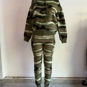 Army Fatigue Sweater Two-Piece Jogger Set in Camouflage Pattern for Casual Wear