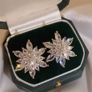 High-end Ice Flower Studs, New Light Luxury Elegant Earrings, Niche Cool & Sweet Jewelry