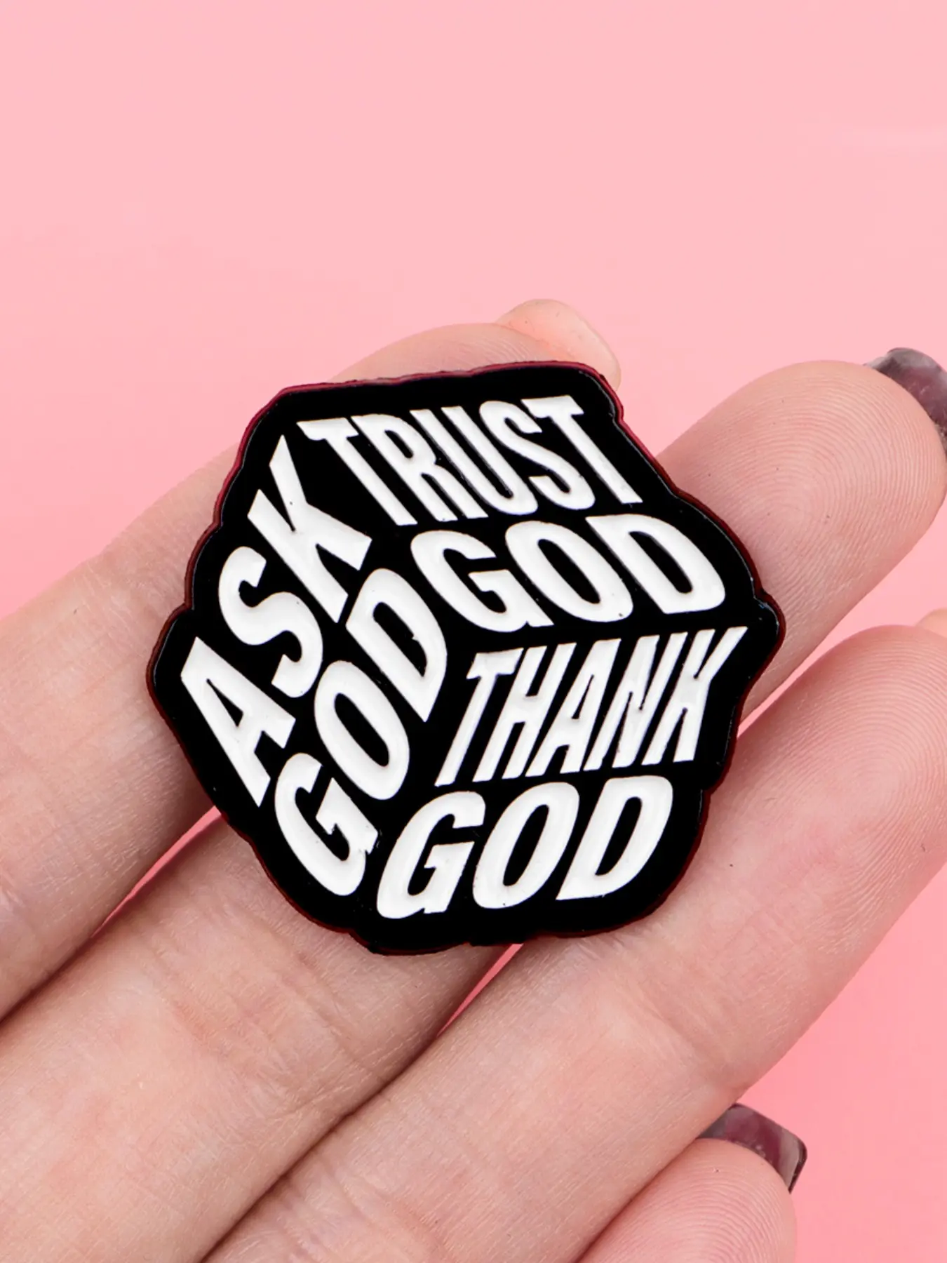 Ask God,Trust God ,Thank God "Fashion Enamel Brooch Decorative Badge Decoration with Unique Dice Design, Casual Backpack Accessory, Perfect Gift for All Seasons, Stylish Letter Pattern, Metal Pin, Enamel Lapel Pins