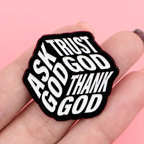 Ask God,Trust God ,Thank God "Fashion Enamel Brooch Decoration with Unique Dice Design, Casual Backpack Accessory, Perfect Gift for All Seasons, Stylish Letter Pattern, Metal Pin, Enamel Lapel Pins, Alloy Brooch Pin