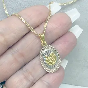 Cadena de Bautizo Medalla Ovalada de  3 Colores en Oro Laminado  - Elegant Design with Gold Accents and Traditional Elements