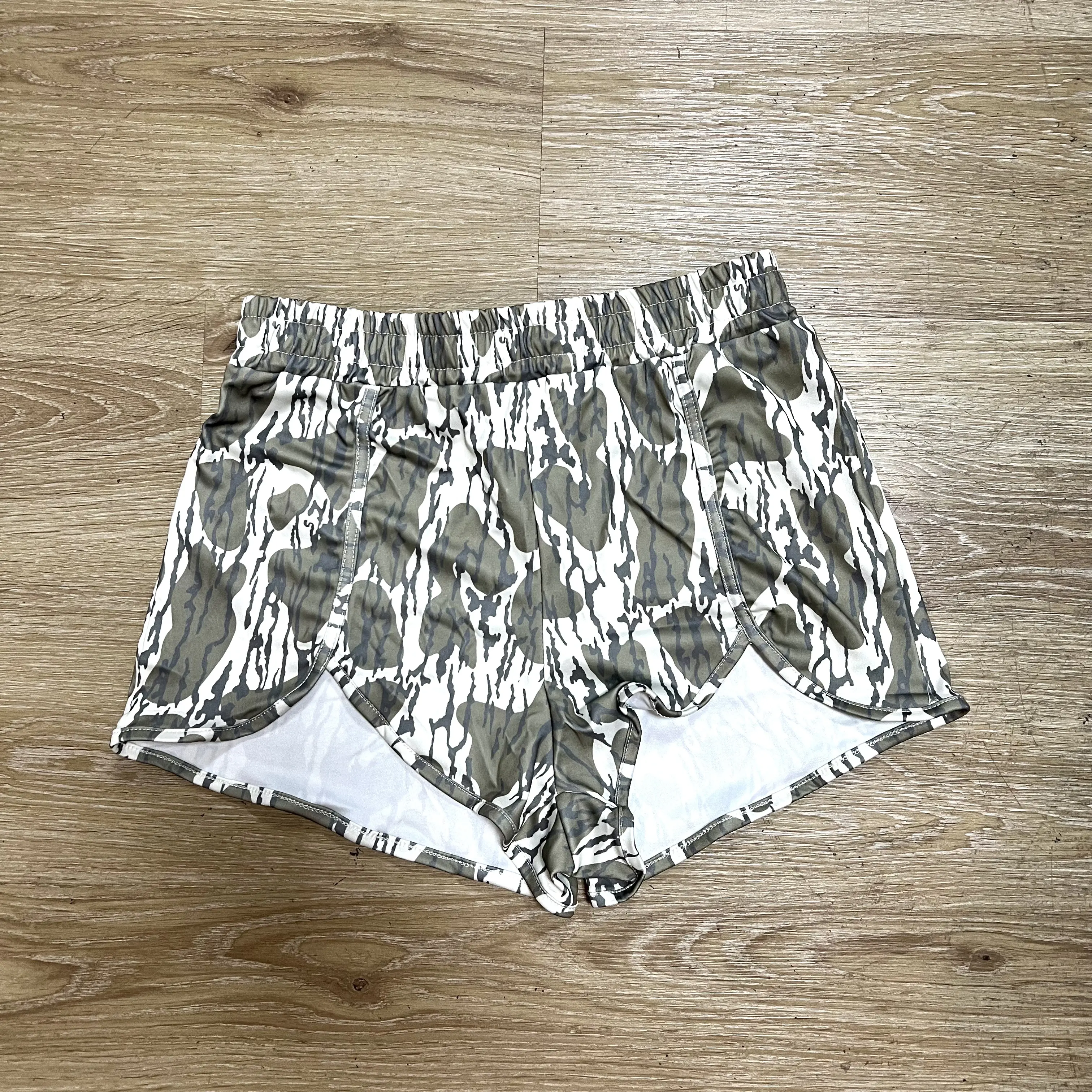 Women's Camouflage Print Shorts, Comfortable Fitted Bottoms for Casual Wear, Stylish Junior Size Fit, Bottom Shorts, Machine Wash, Above Knee, Fitted Cut