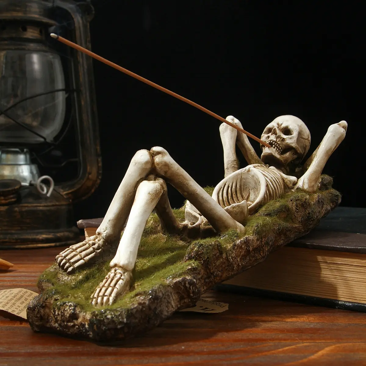 Skull Decorative Incense Holder, Vintage Resin Skeleton Fragrance Incense Burner with Scent for Unique Garden & Halloween Decor, Creepy Graveyard Accessory, Incense Dish