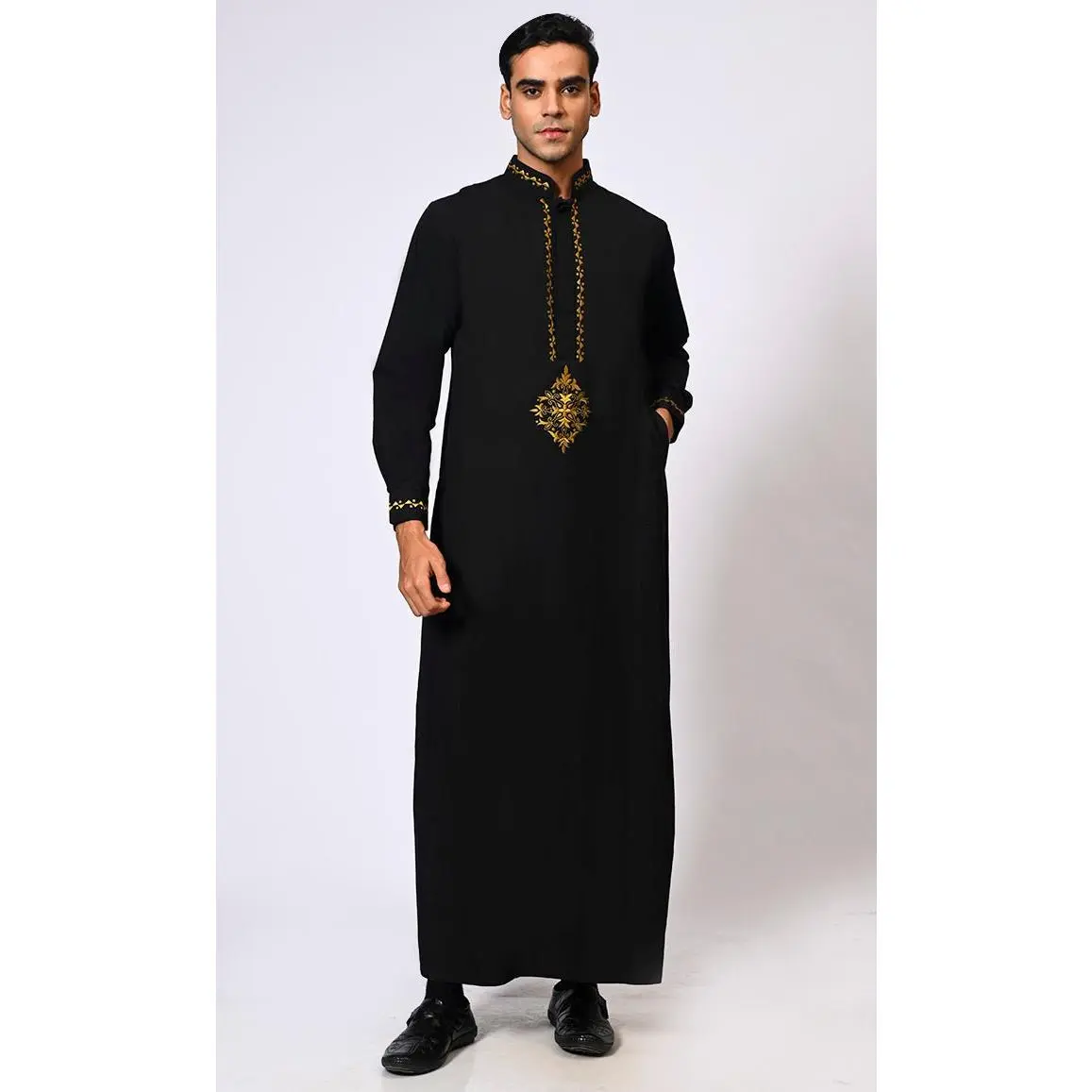 Artisanal Embroidery: Men's Black Thobe Crafted with Attention to Detail