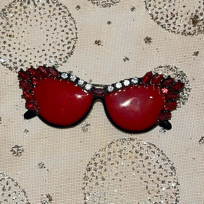 Red Eyeglass pin