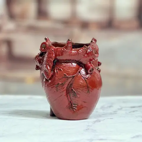 Gothic Anatomical Heart Resin Pen Holder, Marker Pen Holder, Office Desk Accessories, Spooky Human Heart Desk Organizer, Unique Gift for Horror Lovers & Gothic Decor, Halloween Decoration, Office Desk Supplies, Desk Gadgets, Penholder