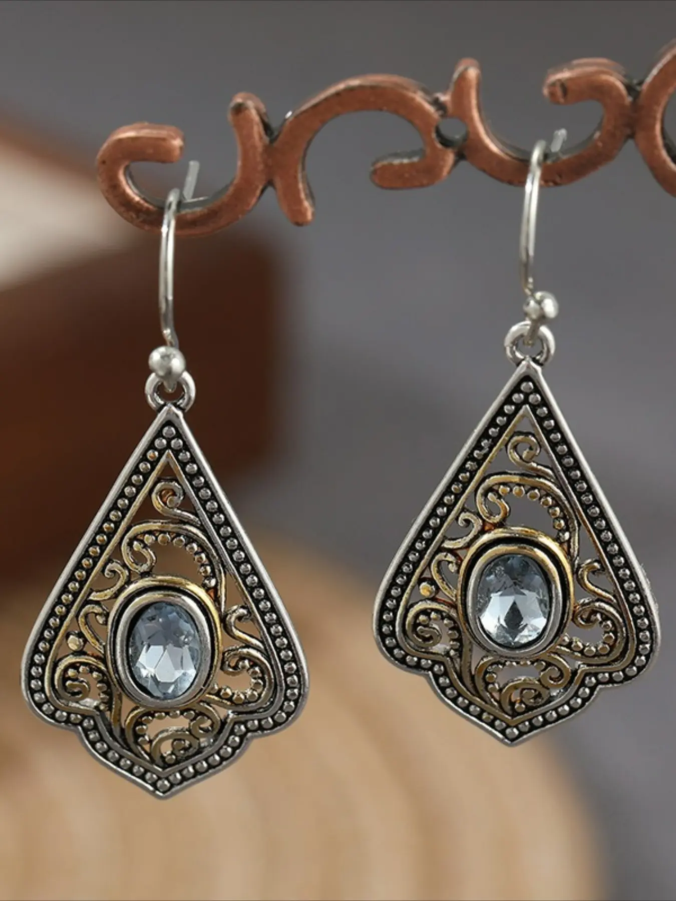 1 Pair of Retro-style Copper Hand-carved Texture Pattern, Electroplated Two-color Embellished, Blue Synthetic Zircon Earrings, Fashionable Jewelry, Suitable for Daily Life, Vacations