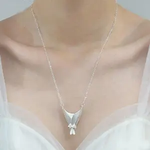 Wearable Vase Necklace for Women Artful Flower Bouquet Pendant Chain