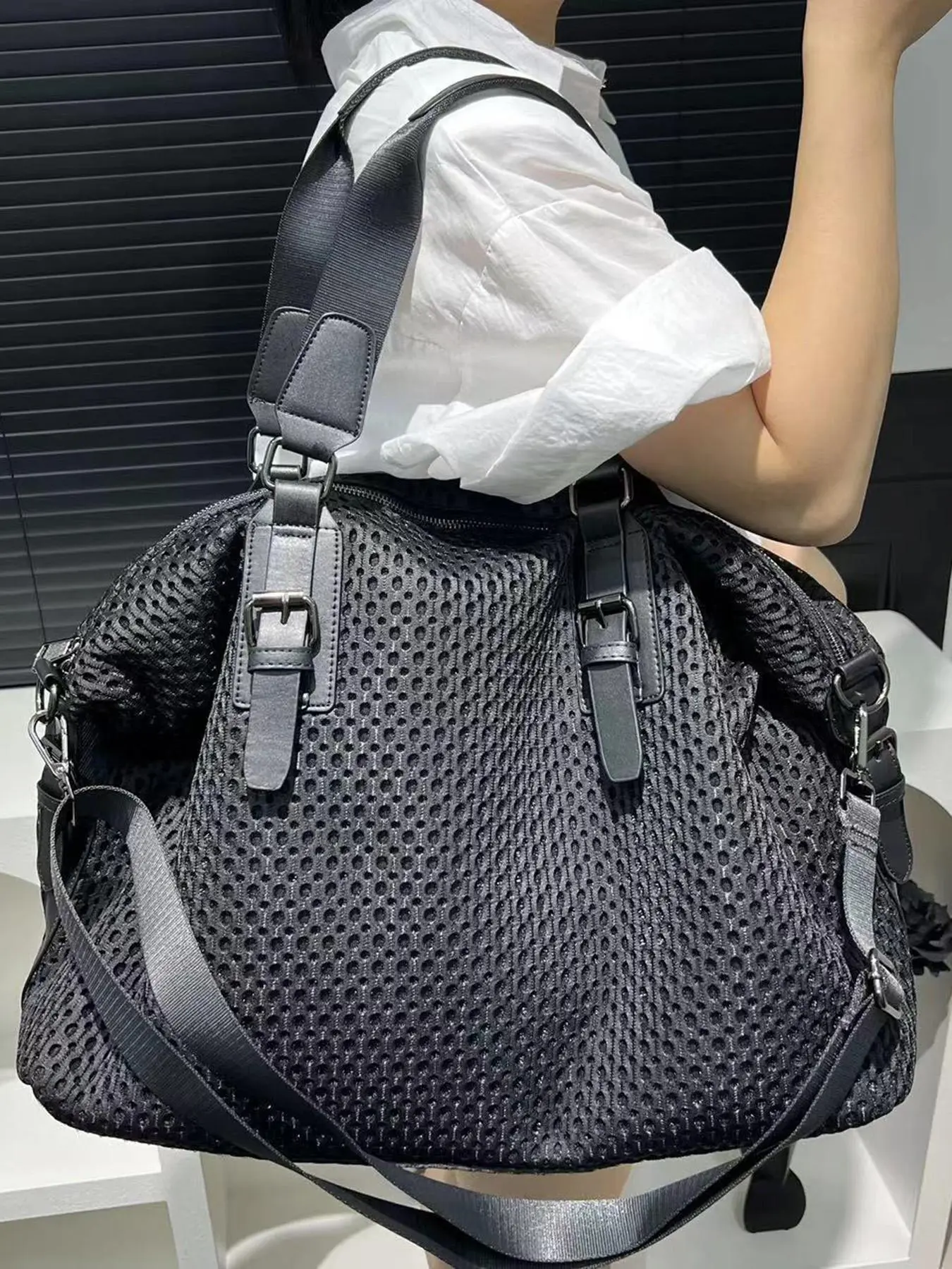 Niche design simple and fashionable black mesh all seasons handbag, casual large-capacity shoulder bag, fashionable commuter breathable handbag, trendy travel shoulder bag, lightweight travel daily versatile and practical bag, Handbag Shoulder Purse
