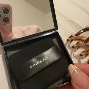 Product Review of CARSLAN Black Magnet Oil Blotting Setting Sheet With Powder More Control Oil Keep Fresh 2 IN 1 Blotting Sheet with Mirror Puff & Recyclable Case 450 Sheets 1 Box 2 Refills from r**z