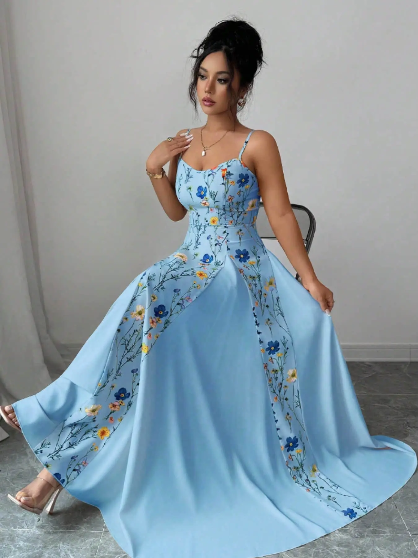A women's Bohemian, Boho French retro blue Spaghetti Strap camisole dress with floral print waist cinching and large swing, suitable for summer, vacation, date, afternoon tea, exhibition viewing
